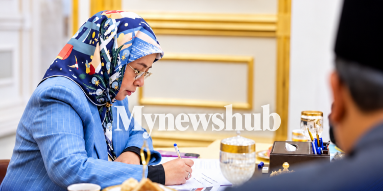 Raja Permaisuri Agong Terima Menghadap Rombongan UTM, Bincang Punca Tersurat Tersirat Kes Jenayah Babitkan Pelajar Sekolah