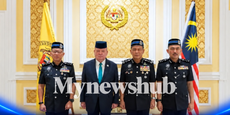 Agong Terima Menghadap Ketua Polis Negara, Diperkenal Timbalan KPN Dan Pengarah Pengurusan PDRM Baharu