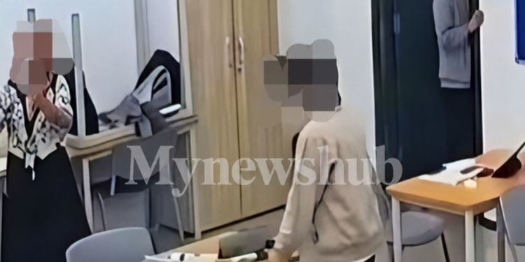 Netizen Puji Keberanian Pelajar Peluk Rakan Bersenjata Kapak, Lindungi Guru