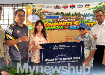 Yayasan Sultan Ibrahim Johor Sumbang Meja, Kerusi Untuk Pelajar Orang Asli Bakar Batu