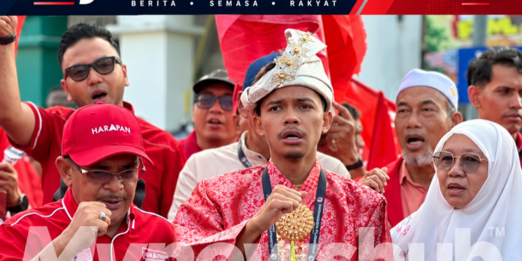 Calon PH Mukhlis Mubin Berbusana Tradisional Melayu Ke Pusat Penamaan Calon